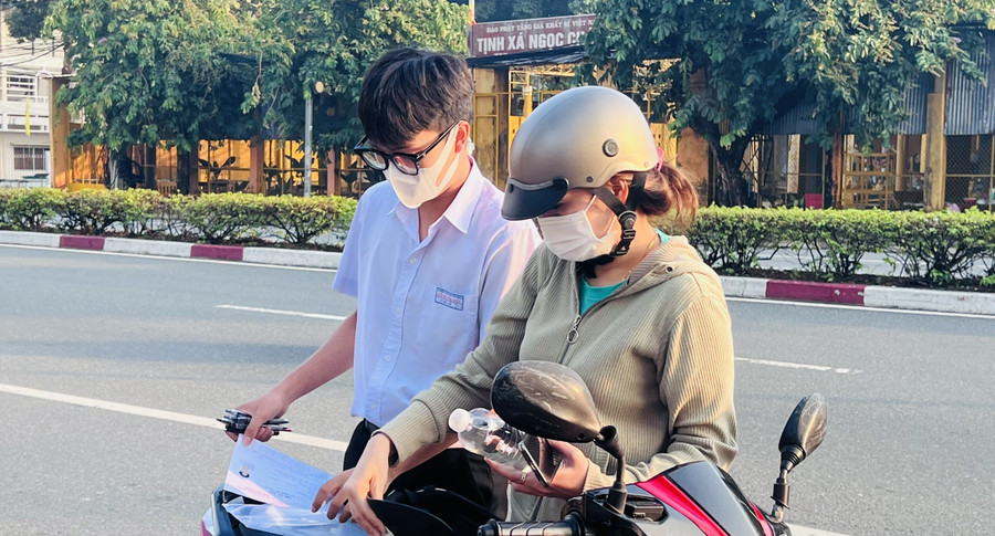 Vì lo lắng bút, viết sẽ gặp trục trặc khi đang thi, thí sinh Lê Quốc Thái đã chuyển bị rất nhiều bút để dự phòng.