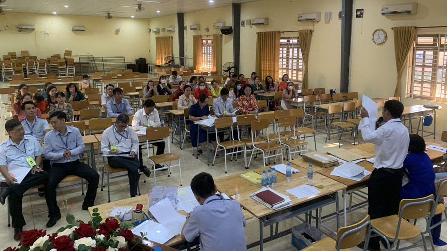 Các giám thị tại điểm thi trường THPT Chu Văn An (TP Thủ Dầu Một) được quán triệt và phổ biến quy chế trước khi bắt đầu coi thi.