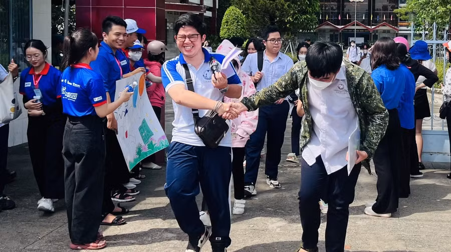 Các thí sinh vui vẻ phấn khởi khi kết thúc môn thi đầu tiên.