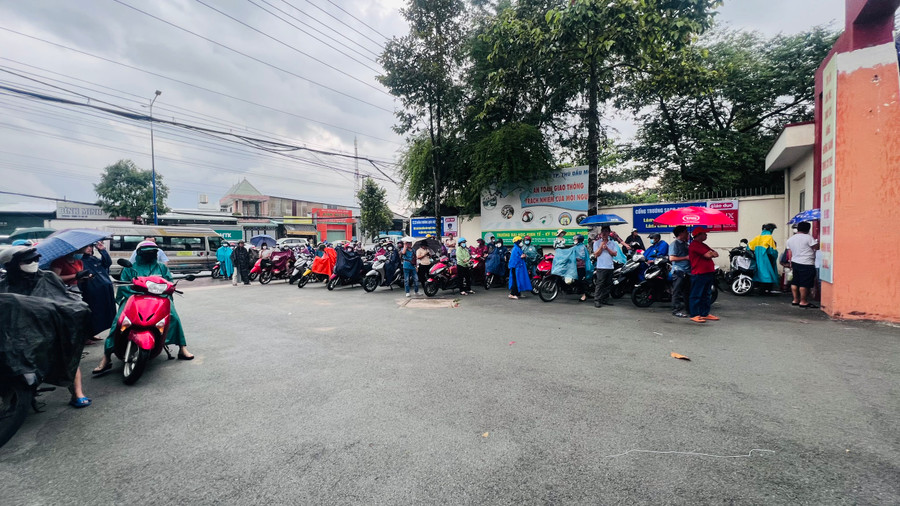 Phụ huynh đội mưa chờ các thí sinh. Phụ huynh đội mưa chờ các thí sinh.