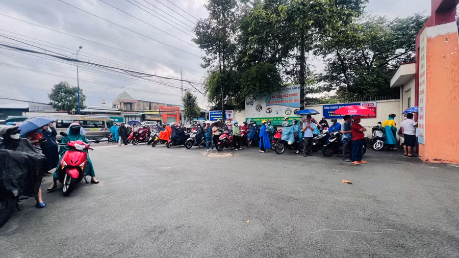 Phụ huynh đội mưa chờ các thí sinh.