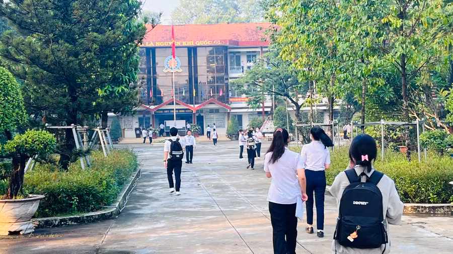 Các thí sinh vào phòng thi đúng giờ.