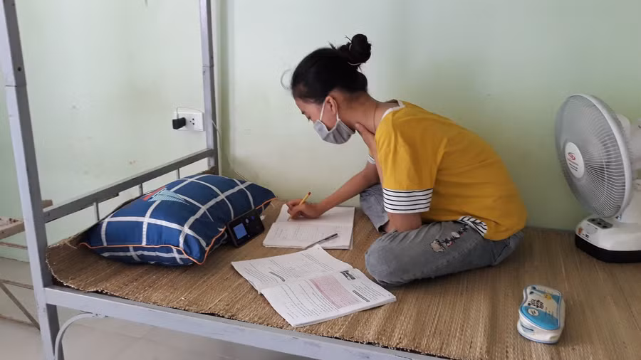 Học sinh cách ly tại kí túc xá Trường ĐH Sư phạm Kĩ thuật Hưng Yên.