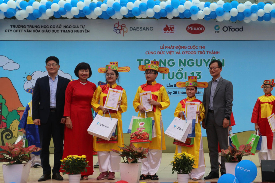 Ban tổ chức trao giải cho các thí sinh đạt thành tích cao.