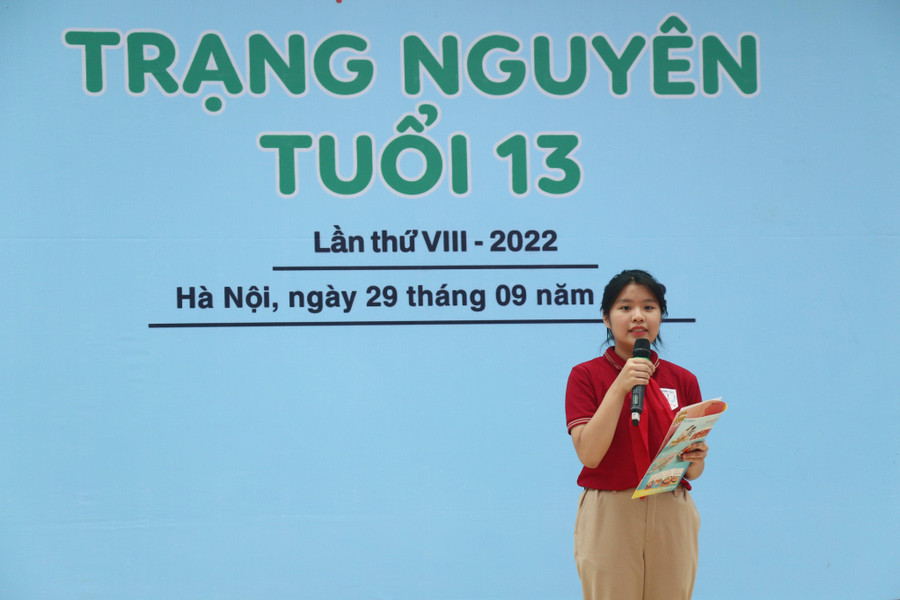 Học sinh Trường THCS Ngô Gia Tự tham gia phần thi Ứng xử trên sân khấu.