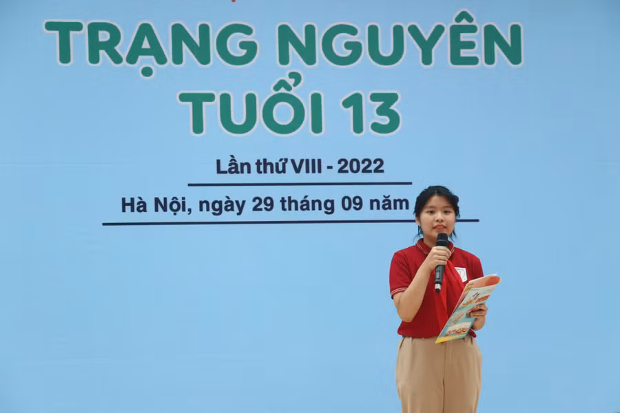 Học sinh Trường THCS Ngô Gia Tự tham gia phần thi Ứng xử trên sân khấu.