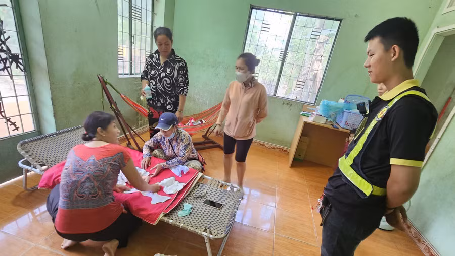 Bé trai bị bỏ rơi trước cổng chùa được người dân đưa về chăm sóc.