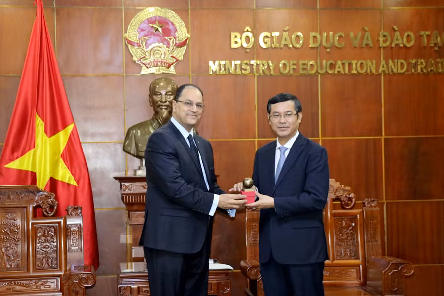 Thứ trưởng Nguyễn Văn Phúc và GS Slim Khalbous, Tổng Giám đốc AUF, (trái) trao quà lưu niệm.