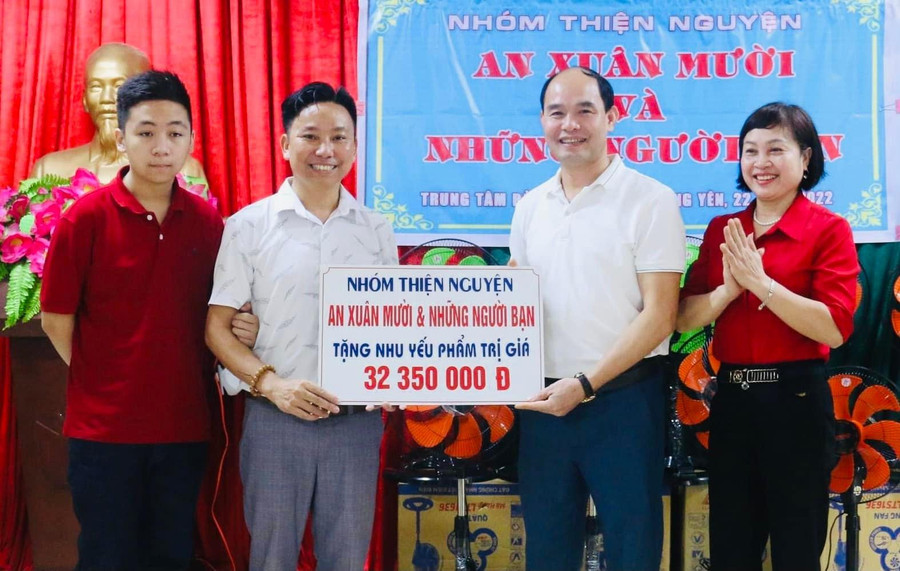 Thầy Mười quyên góp, ủng hộ người dân tỉnh Hưng Yên trong dịch Covid-19. Ảnh: NVCC.