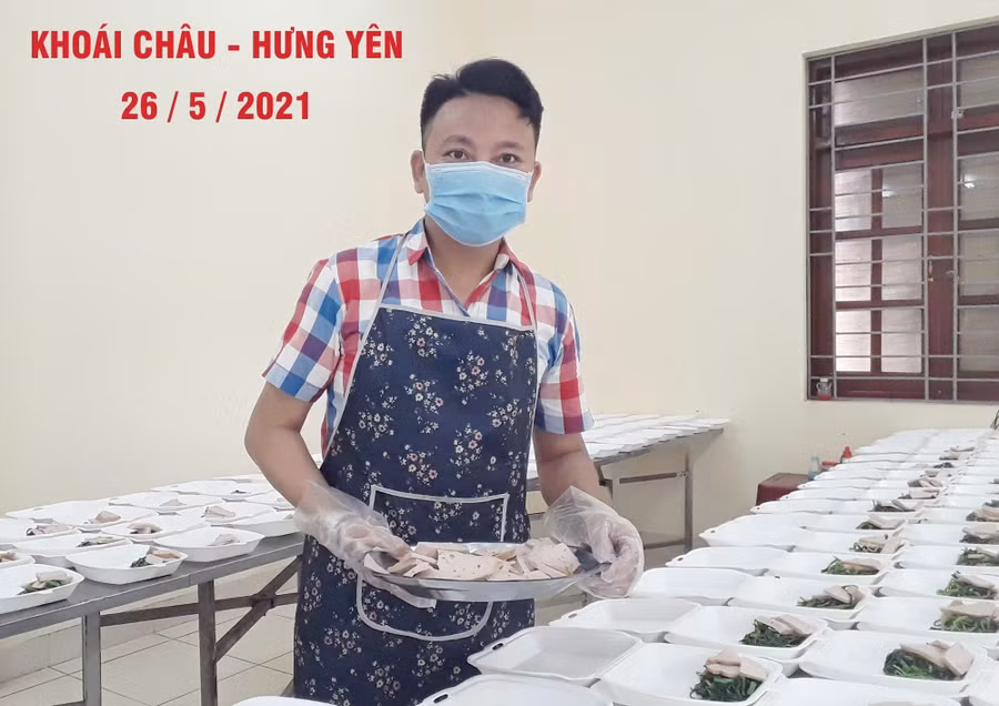 Thầy Mười nấu cơm cho tuyến đầu chống dịch Covid-19. Ảnh: NVCC.