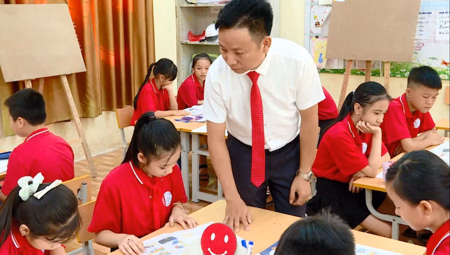 Thầy giáo An Xuân Mười trong tiết học môn Mỹ thuật tại Trường Tiểu học Đại Hưng, Hưng Yên. Ảnh: NVCC.