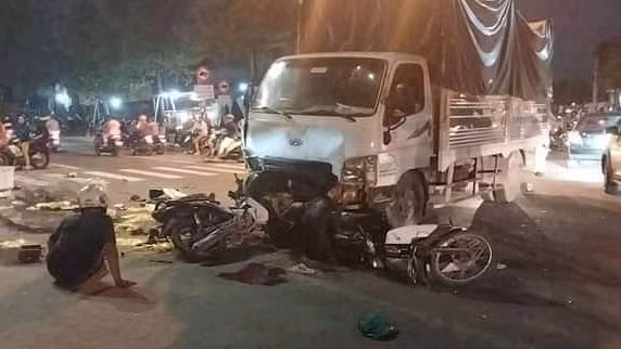 Chiếc xe ô tô tải tông hàng loạt xe máy khiến nhiều người thương vong.