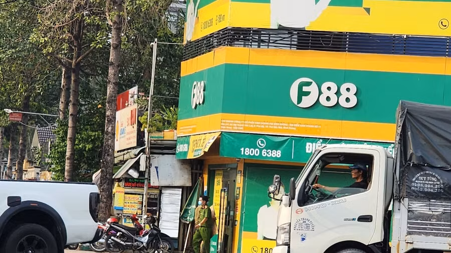 Một trong số nhiều cửa hàng F88 tại Bình Dương bị kiểm tra.