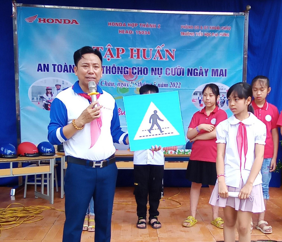 Thầy giáo An Xuân Mười (trái) tổ chức tập huấn cho học sinh Trường Tiểu học Đại Hưng. Ảnh: NVCC.