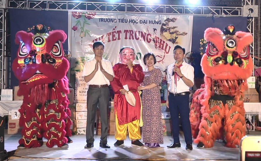 Giáo dục lòng biết ơn thầy cô giáo được các trường lồng ghép trong nhiều ngày lễ lớn. Ảnh: NVCC.