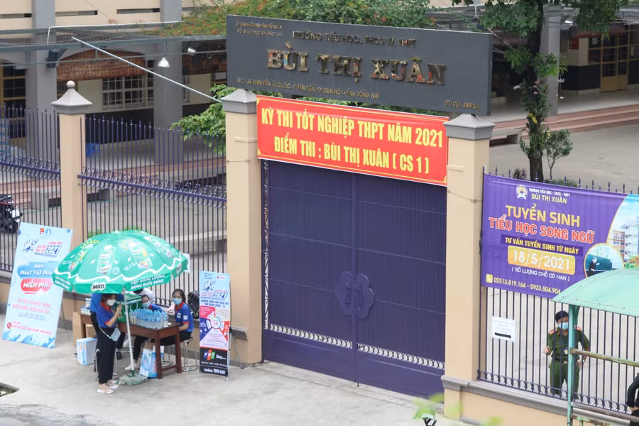 Năm nay, không có tình trạng phụ huynh chen lấn, tụ tập đông trước cổng trường chờ đợi con.