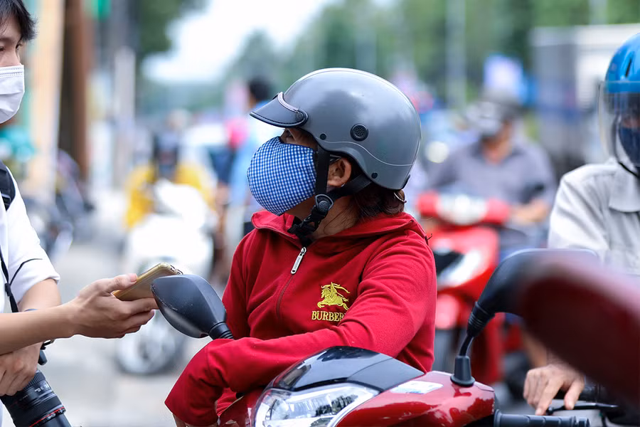 Phụ huynh tại Trường TH-THCS-THPT Bùi Thị Xuân (TP Biên Hòa, Đồng Nai) chia sẻ về sự an tâm trong công tác tổ chức kỳ thi năm 2021.