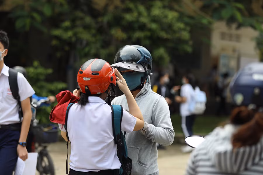 Phụ huynh ân cần hỏi thăm con sau mỗi buổi thi.