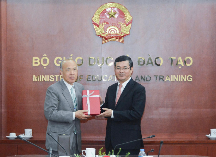 Thứ trưởng Bộ GD&amp;ĐT Nguyễn Văn Phúc (phải) và Chủ tịch Trung tâm Hợp tác Quốc tế Nhật Bản Yoshida Kozo trao quà lưu niệm.