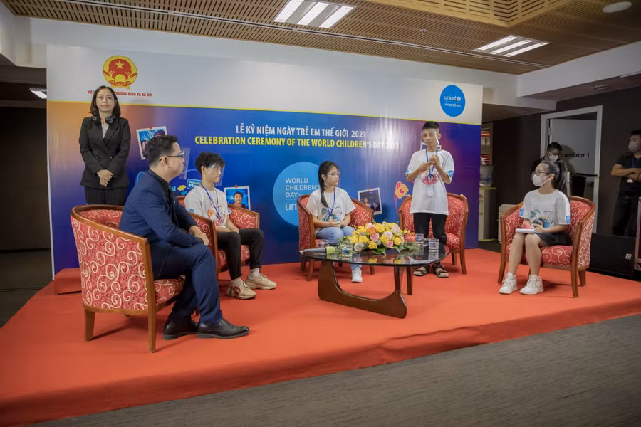 PGS. TS Trần Thành Nam (ngoài cùng bên trái) giao lưu cùng các em nhỏ.