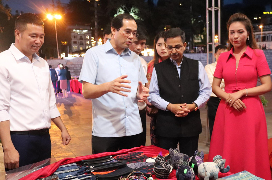 Chủ tịch tỉnh Lào Cai giới thiệu với Đại diện Đại sứ quan Ấn độ tại Việt Nam về văn hoá các dân tộc trên địa bàn - Ảnh P.Đ