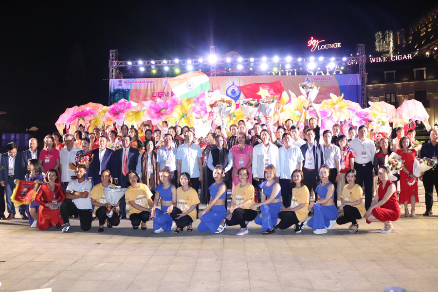 Các Đại biểu, nghệ sĩ, diễn viên và hội viên các câu lạc bộ Yoga chụp ảnh lưu niệm - Ảnh P.Đ