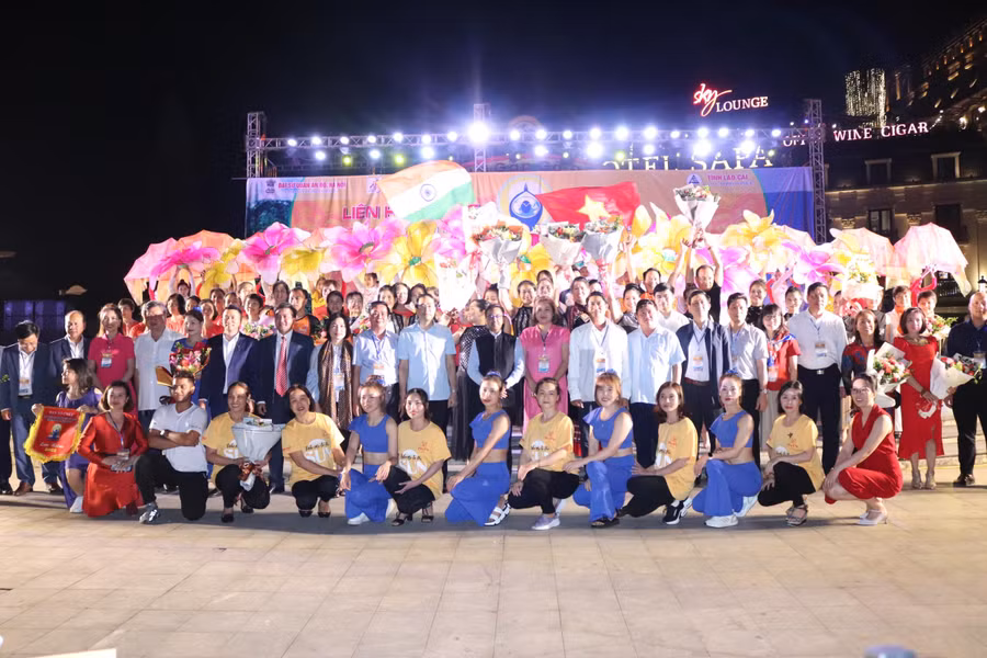 Các Đại biểu, nghệ sĩ, diễn viên và hội viên các câu lạc bộ Yoga chụp ảnh lưu niệm - Ảnh P.Đ