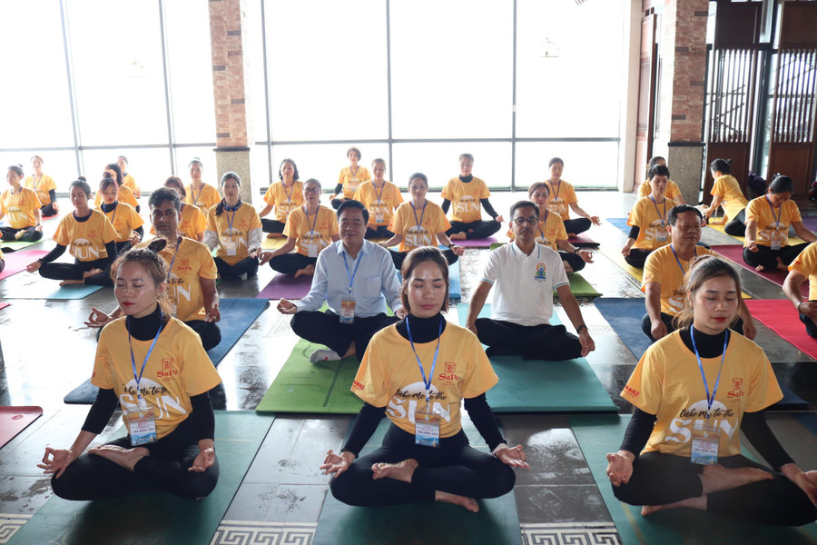 Các đại biểu cùng các hội viên thực hành bài khởi động - Ảnh P.Đ