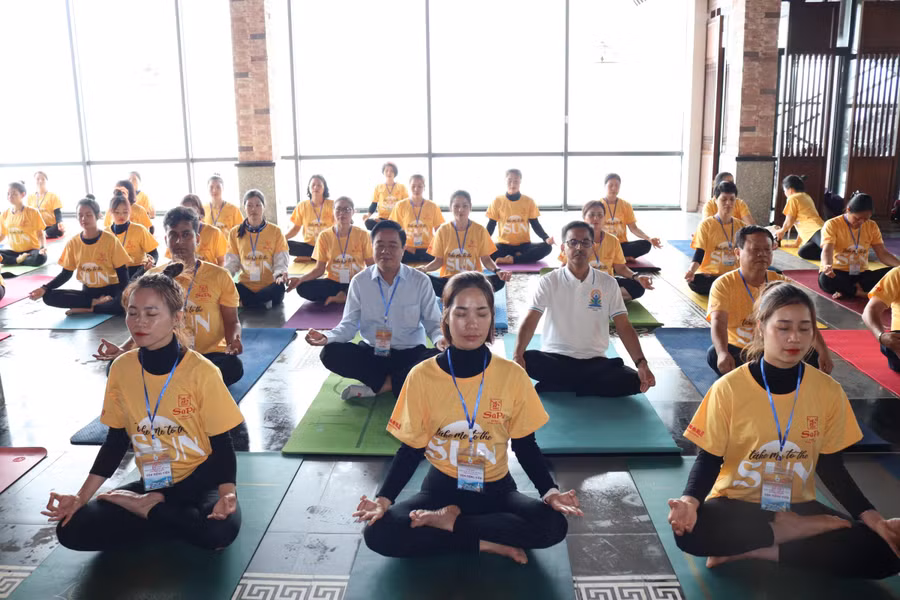 Các đại biểu cùng các hội viên thực hành bài khởi động - Ảnh P.Đ