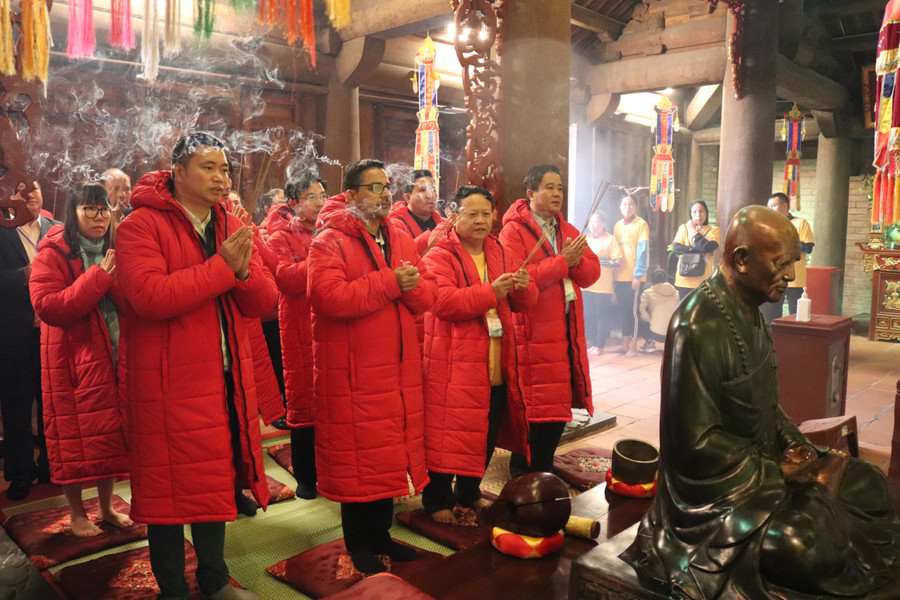 Các đại biểu dâng hương tại Chùa Hạ trên đỉnh Fansipan - Ảnh P.Đ