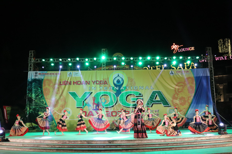 Một tiết mục của ca sĩ và diễn viên Đoàn nghệ thuật dân tộc tỉnh Lào Cai biểu diễn - Ảnh P.Đ