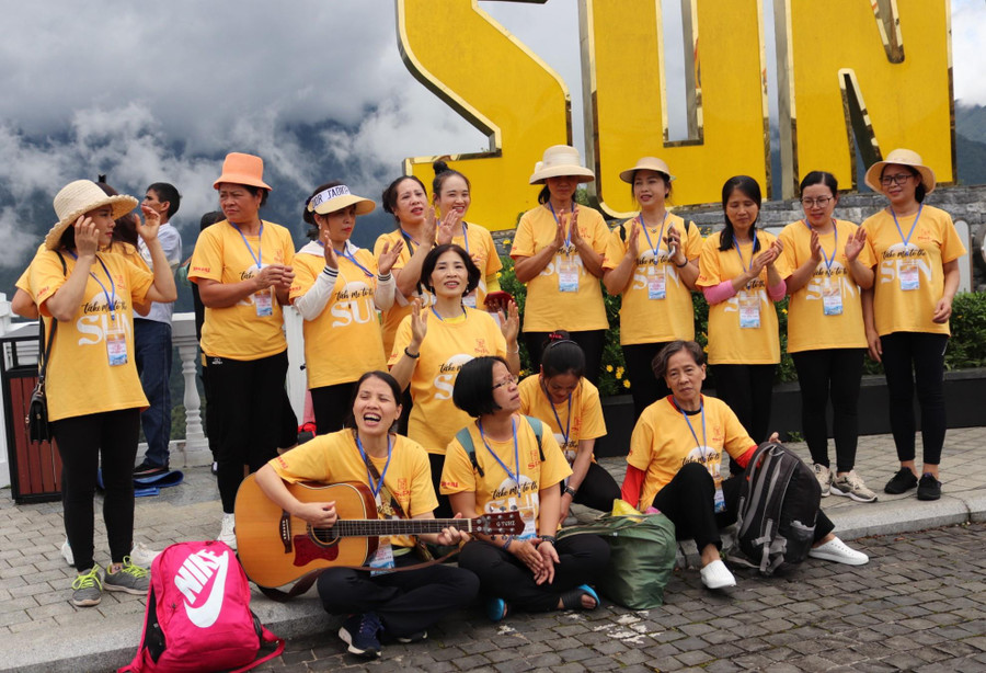 Các hội viên Câu lạc bộ Yoga Hà Nội đàn hát vui vẻ sau màn đồng diễn - Ảnh P.Đ