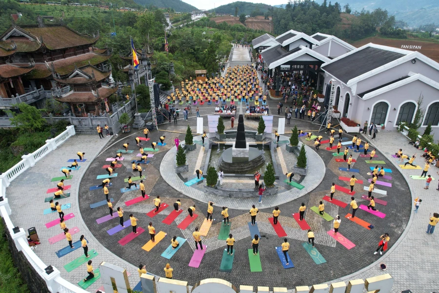 Màn đồng diễn Yoga trên đỉnh Fansipan của hàng trăm hội viên các Câu lạc bộ Yoga trên cả nước - Ảnh P.Đ