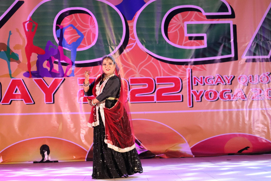 Nghệ sĩ Moon Moon Rabha người Ấn Độ biểu diễn bài Múa cổ điển Ấn Độ - Ảnh P.Đ