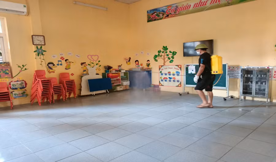 Trường Mầm non Tân Dân phun khử khuẩn.