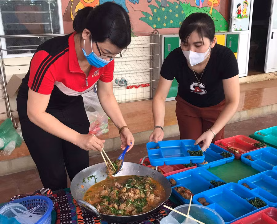 Các suất cơm được chế biến tại khu trực chốt xã Hồng Tiến.