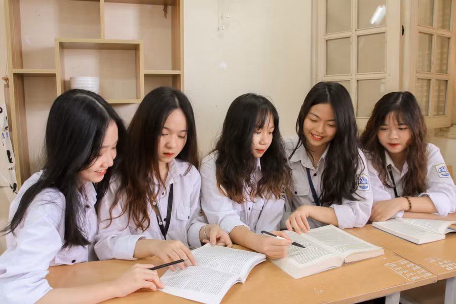 Học sinh Trường THPT chuyên Nguyễn Huệ, Hà Nội. Ảnh: INT.