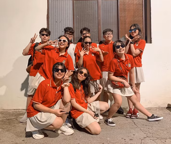 Hình ảnh nhắng nhít của Phương Mỹ Chi với bạn cùng lớp (Ảnh: FB nhân vật).