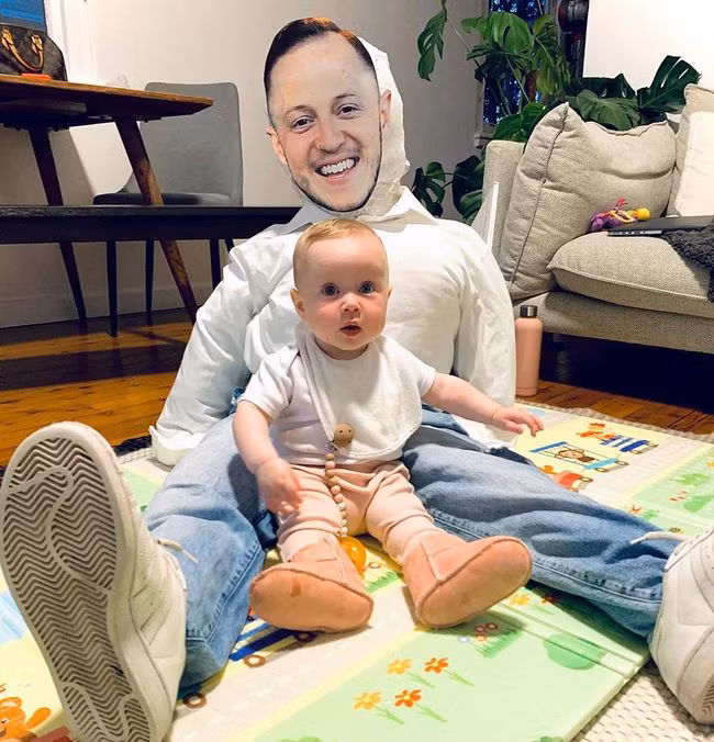 Cười "rách mép" khi xem bố copy y chang vẻ mặt say sữa của con - Ảnh 10.