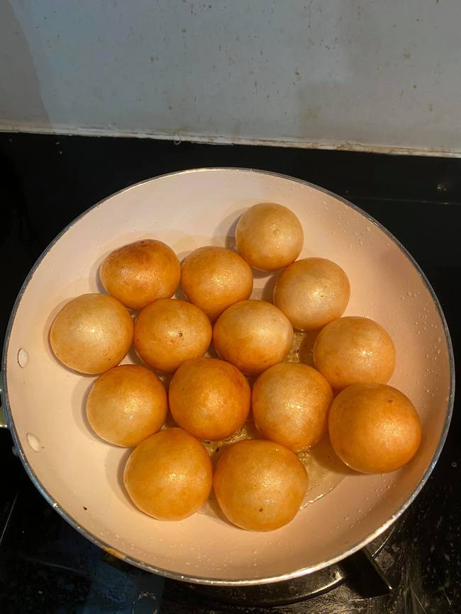 Cá viên chiên lúc còn trên chảo dầu thì căng tròn thế này Cá viên chiên lúc còn trên chảo dầu thì căng tròn thế này