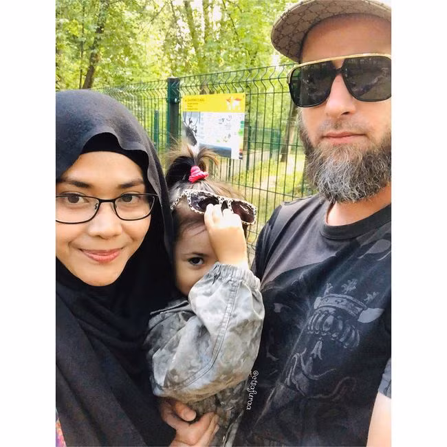 Nhan sắc của bố mẹ bé cũng được ca ngợi hết lời.