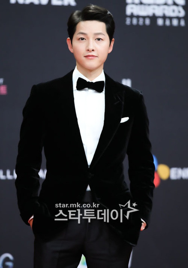 Hình ảnh cận mặt làm lộ dấu hiệu lão hóa của Song Joong Ki - Ảnh 4. Hình ảnh cận mặt làm lộ dấu hiệu lão hóa của Song Joong Ki - Ảnh 4.