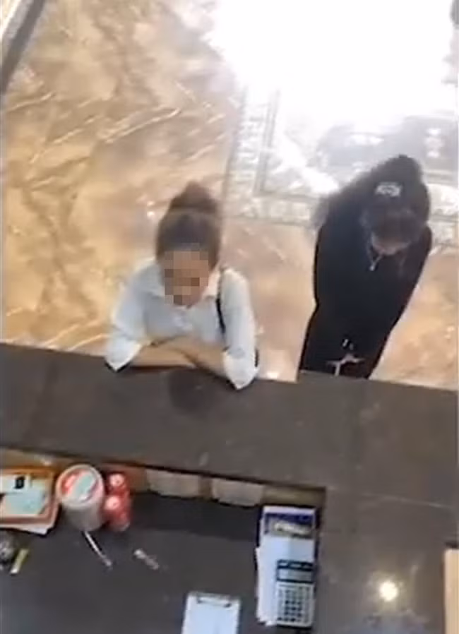 Đánh ghen "cực ngầu": Chị chồng lái Mercedes đến tận quán karaoke bắt gian thay em dâu, chỉ tay Tuesday "em chỉ là con giáp thứ 13" - Ảnh 1.