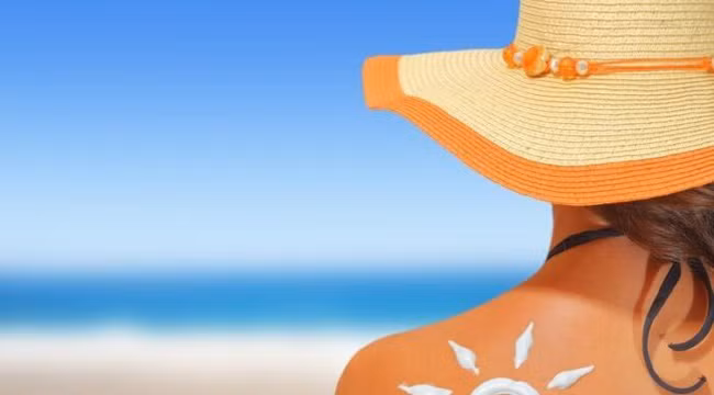 Mùa du lịch biển: Bảo vệ da và tóc khi đi bơi thế nào mới đúng? - Ảnh 2.