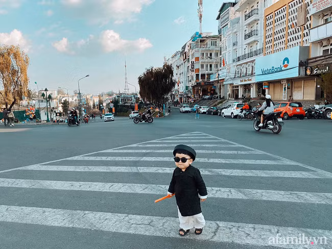 Bộ ảnh Tết "chất như nước cất" của bé trai 16 tháng tuổi: Không theo trend áo dài đỏ mà diện nguyên bộ đồ "thầy bói mù" đi dạo phố coi quẻ - Ảnh 2.