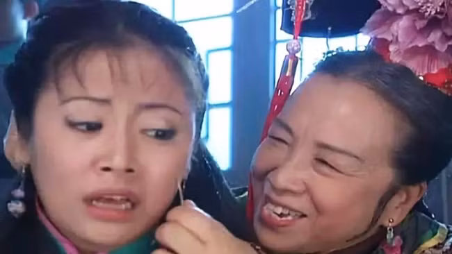 Dung Ma Ma của Hoàn châu cách cách: Nhiều năm chịu oan vì vai diễn, ngoài đời có gia đình hạnh phúc, con trai là nhân vật quyền lực - Ảnh 2.