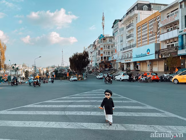 Bộ ảnh Tết "chất như nước cất" của bé trai 16 tháng tuổi: Không theo trend áo dài đỏ mà diện nguyên bộ đồ "thầy bói mù" đi dạo phố coi quẻ - Ảnh 1.