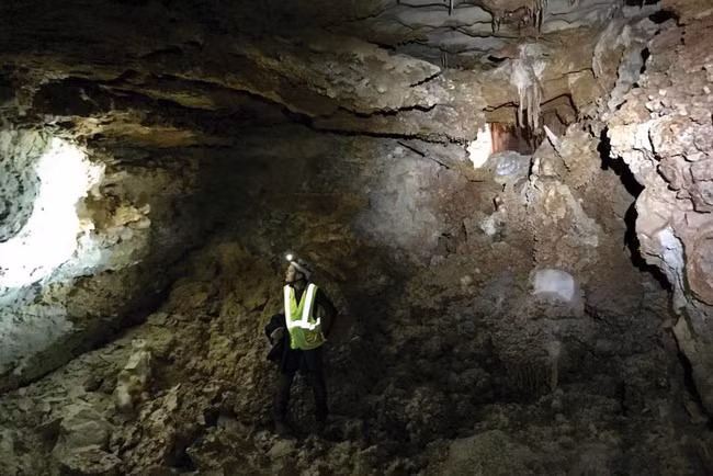 Khu phố đột ngột mất nước, người dân gọi thợ đến sửa để rồi phát hiện cả một "kỳ quan thiên nhiên" ở ngay dưới mặt đường - Ảnh 4.