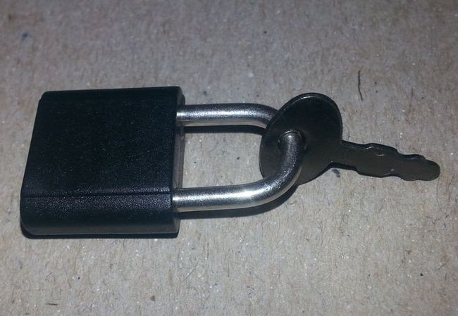 2. &quot;Mẹo thiên tài của cậu con trai 7 tuổi để không bao giờ làm mất chiếc chìa khóa duy nhất mà cu cậu có cho cái ổ khóa này&quot;.