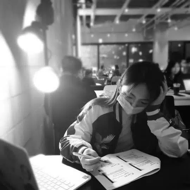 Từng được yêu mến nhưng sao nhí này giờ khiến nhiều người ghét, đỗ ĐH danh tiếng vẫn bị mắng "dốt nát" vì 1 việc làm không ai bênh nổi - Ảnh 5. Từng được yêu mến nhưng sao nhí này giờ khiến nhiều người ghét, đỗ ĐH danh tiếng vẫn bị mắng "dốt nát" vì 1 việc làm không ai bênh nổi - Ảnh 5.